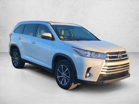 Used 2019 Toyota Highlander XLE image 3