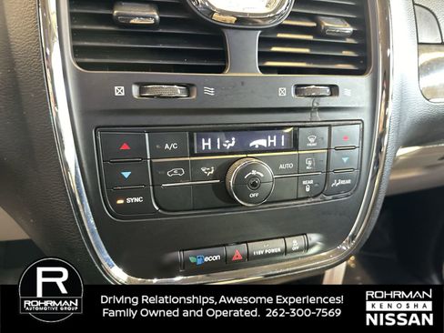 Used 2014 Chrysler Town & Country Touring image 9