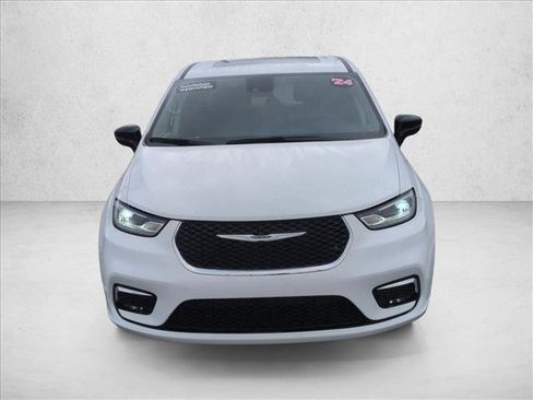 Used 2024 Chrysler Pacifica Limited image 2