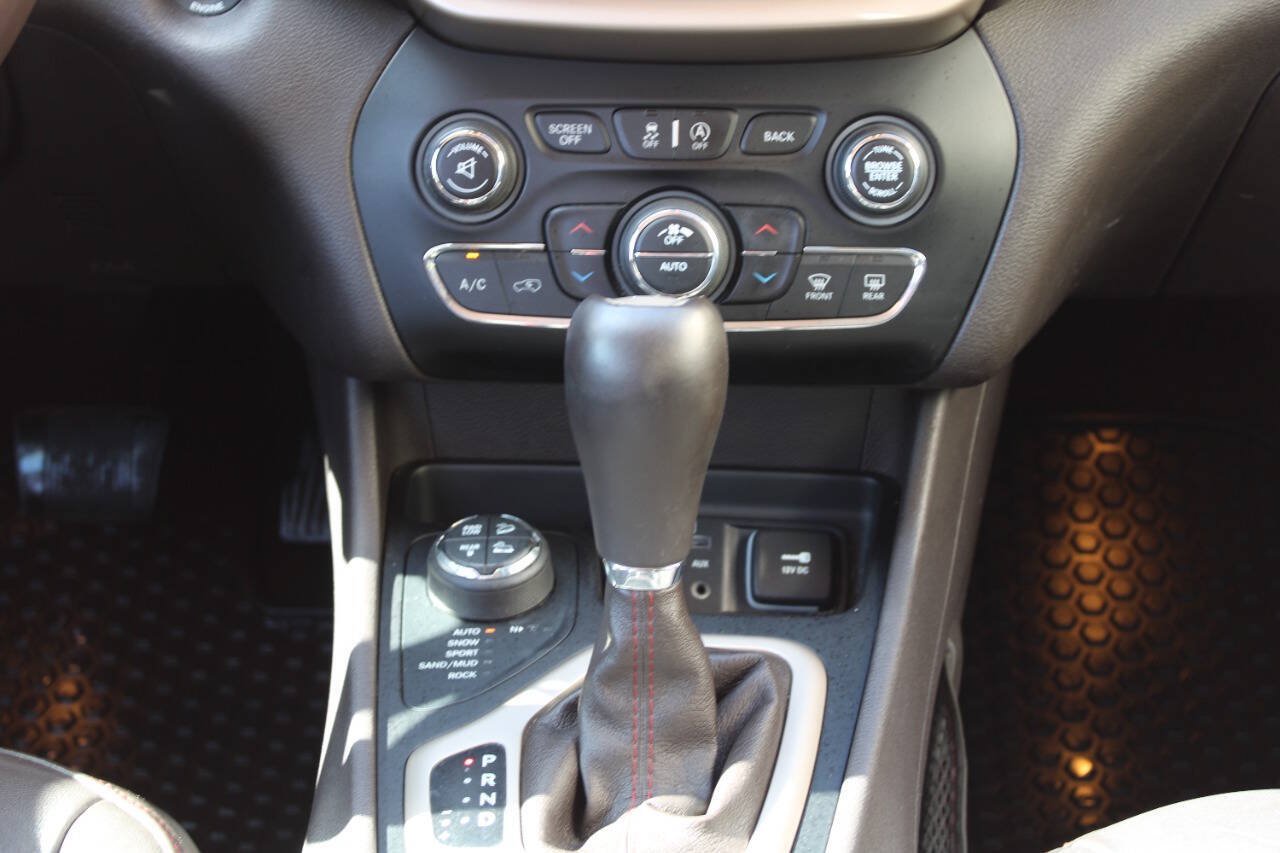 Used 2015 Jeep Cherokee Trailhawk w/ Comfort/Convenience Group AWD/4WD image 19