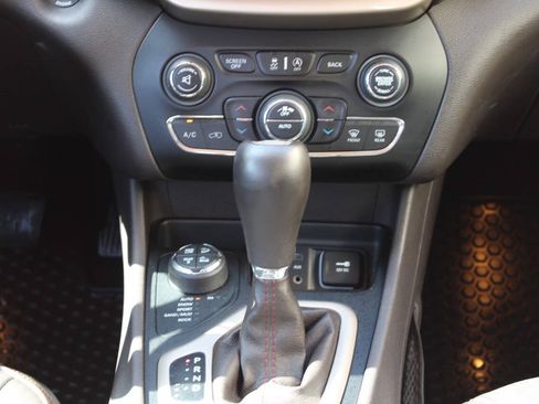 Used 2015 Jeep Cherokee Trailhawk w/ Comfort/Convenience Group AWD/4WD image 19