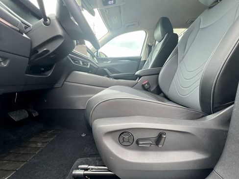 New 2025 Volkswagen Tiguan SE image 12