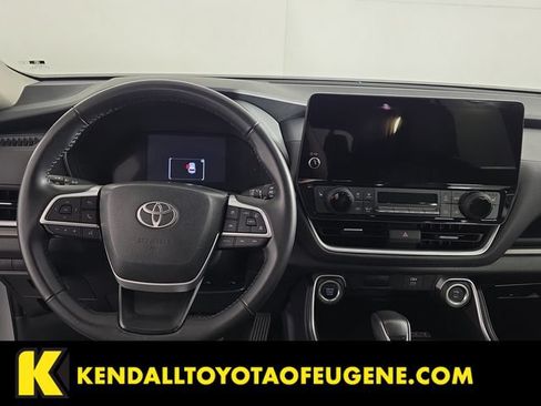 Used 2025 Toyota Grand Highlander AWD image 12