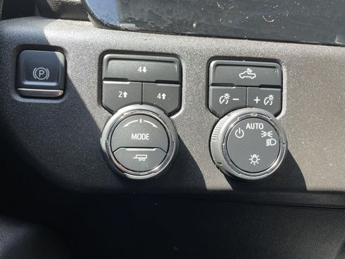 Used 2024 Chevrolet Silverado 2500 LT AWD/4WD image 37