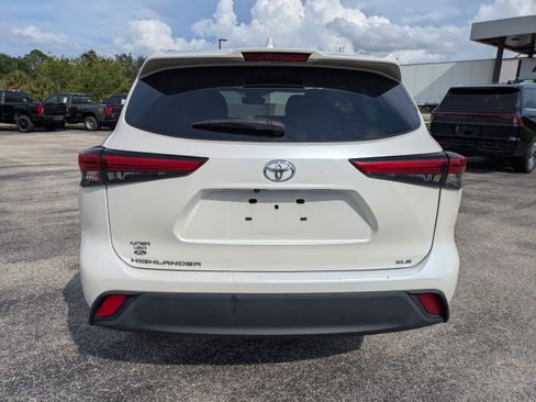 Used 2021 Toyota Highlander XLE FWD image 5