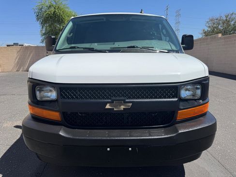 Used 2017 Chevrolet Express 3500 Extended RWD image 2