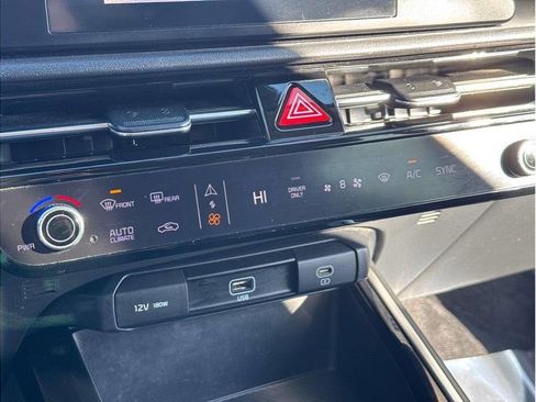 Used 2023 Kia Niro LX image 13