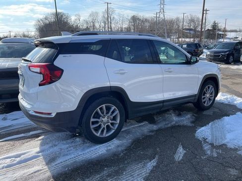 Used 2023 GMC Terrain SLT image 3