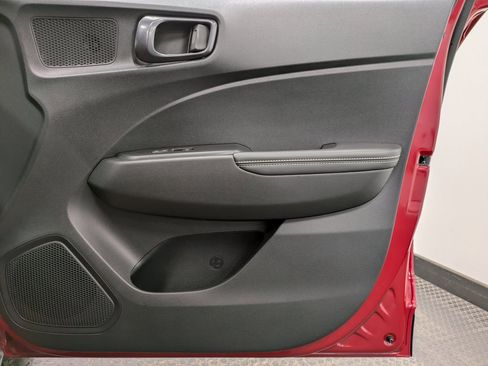 Used 2023 Hyundai Venue Limited image 27