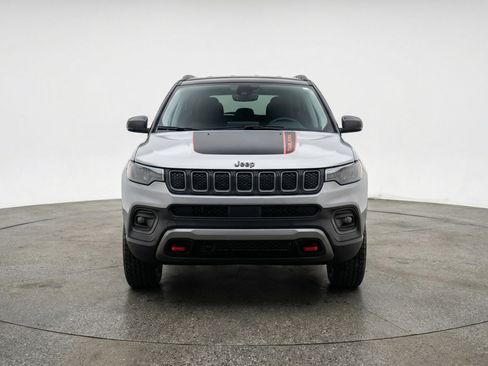 Used 2025 Jeep Compass Trailhawk AWD/4WD image 2