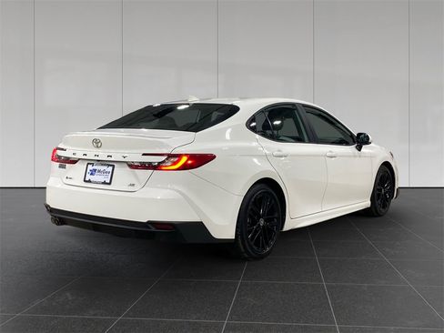Used 2025 Toyota Camry SE image 5