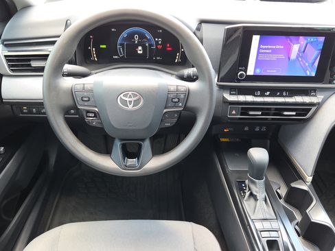 Used 2025 Toyota Camry LE w/ Convenience Package FWD image 12