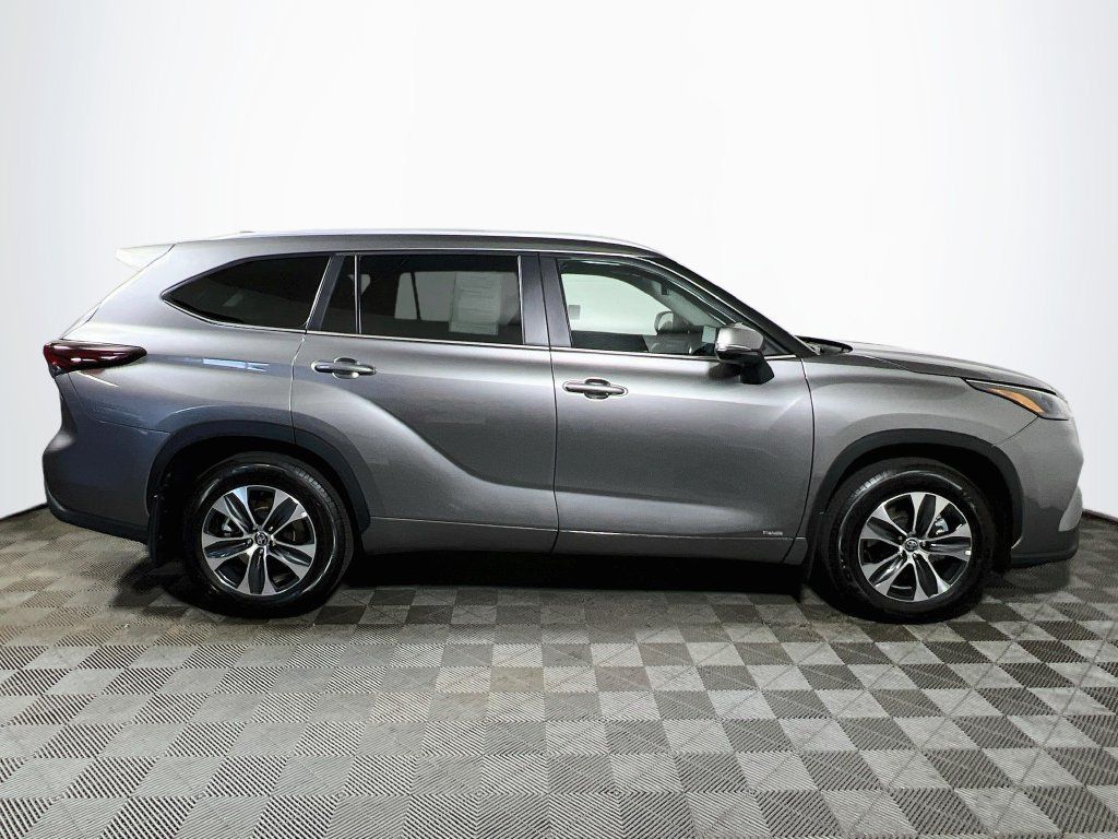 Certified 2026 Toyota Highlander XLE AWD/4WD image 8