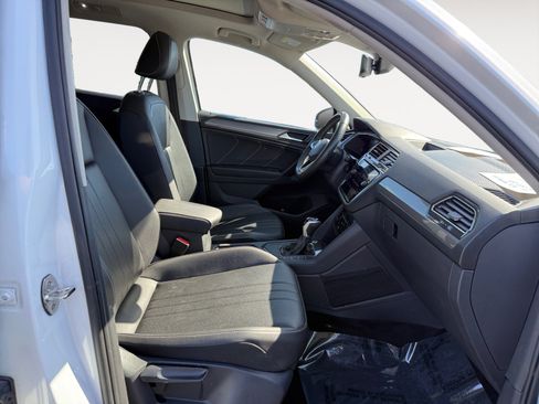 Used 2023 Volkswagen Tiguan SE w/ Panoramic Sunroof Package FWD image 19