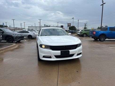 Used 2016 Dodge Charger SXT RWD image 2