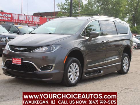Used 2018 Chrysler Pacifica Touring-L image 2