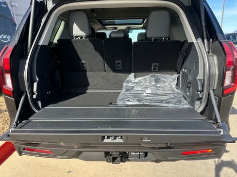 New 2025 Ford Expedition Active image 23