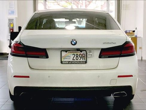 Used 2021 BMW 530e w/ Premium Package RWD image 4
