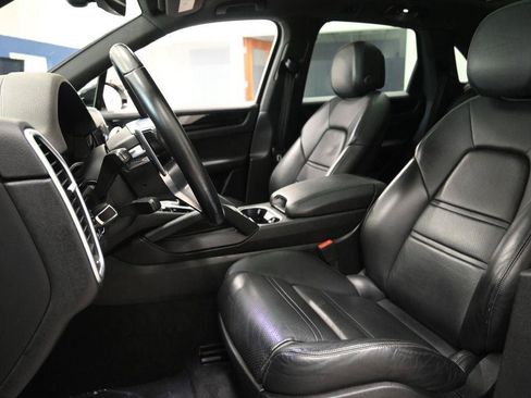 Used 2019 Porsche Cayenne S w/ Premium Package AWD/4WD image 12