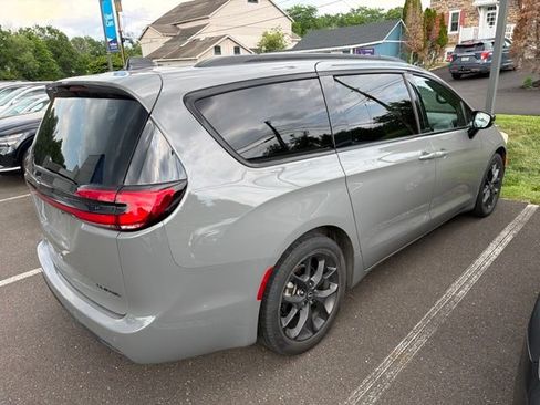 Used 2025 Chrysler Pacifica Limited FWD image 13