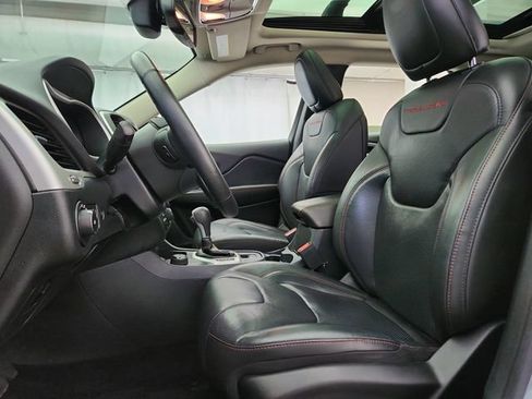 Used 2016 Jeep Cherokee Trailhawk w/ Comfort/Convenience Group AWD/4WD image 10