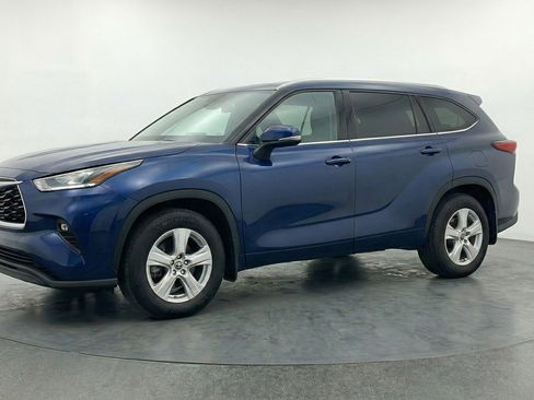 Used 2025 Toyota Highlander LE FWD image 3