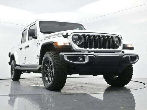 Used 2025 Jeep Gladiator Sport AWD/4WD image 39