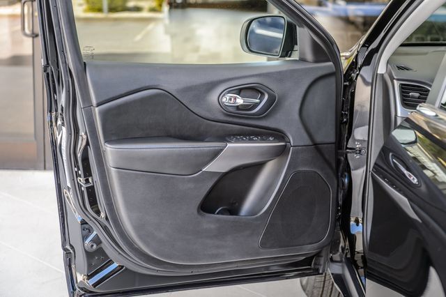 Used 2019 Jeep Cherokee Latitude Plus FWD image 47