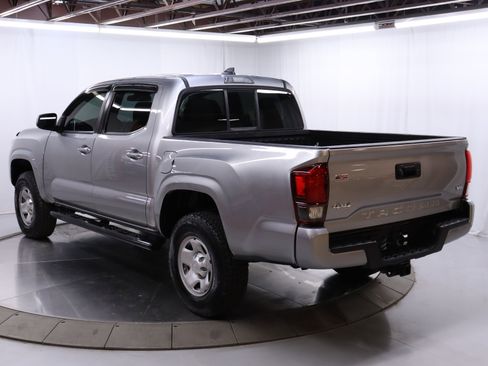 Used 2018 Toyota Tacoma SR image 5