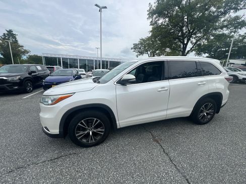 Used 2016 Toyota Highlander XLE AWD/4WD image 2