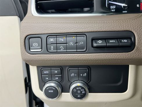 Used 2021 GMC Yukon XL Denali w/ Denali Premium Package image 17