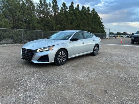 Used 2024 Nissan Altima 2.5 SV FWD image 2