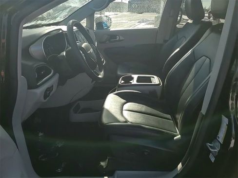 Used 2024 Chrysler Pacifica Touring-L image 24