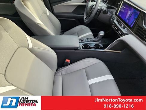 Used 2025 Toyota Camry SE image 16