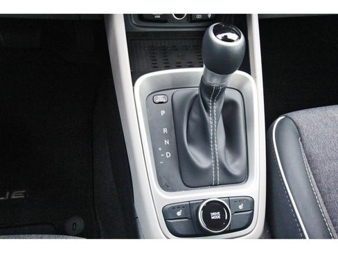Used 2025 Hyundai Venue Limited FWD image 28