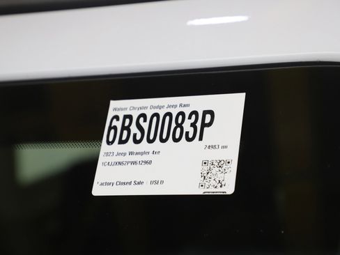 Used 2023 Jeep Wrangler Unlimited w/ Sun & Screen Package image 30