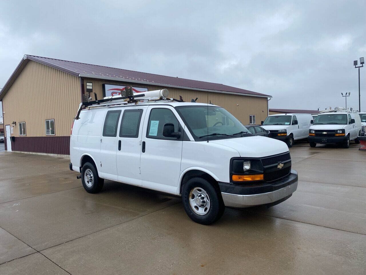 Used 2014 Chevrolet Express 2500 RWD image 2