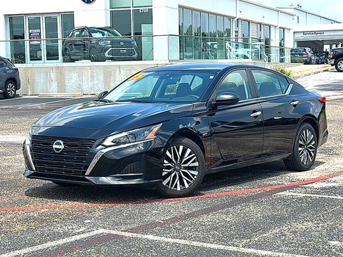 Used 2025 Nissan Altima 2.5 SV FWD image 2