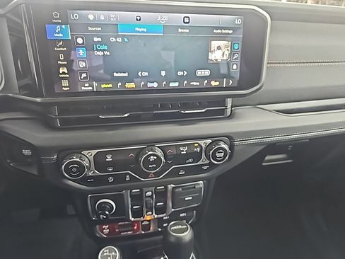 Certified 2024 Jeep Gladiator Mojave image 28