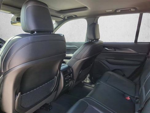 Used 2025 Jeep Grand Cherokee Altitude image 14