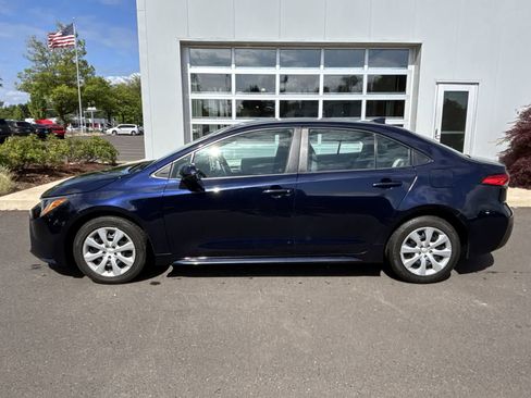 Used 2021 Toyota Corolla LE FWD image 2