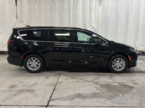 Used 2025 Chrysler Pacifica Select image 6