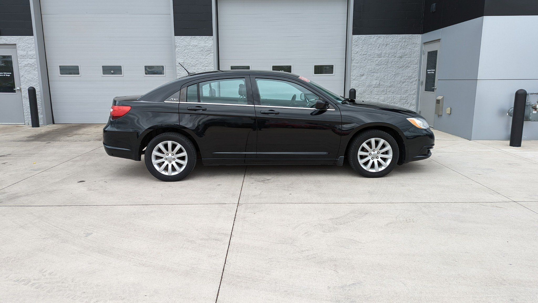 Used 2012 Chrysler 200 Touring FWD image 1
