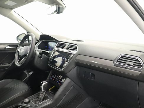 Used 2024 Volkswagen Tiguan SE w/ Panoramic Sunroof Package image 23