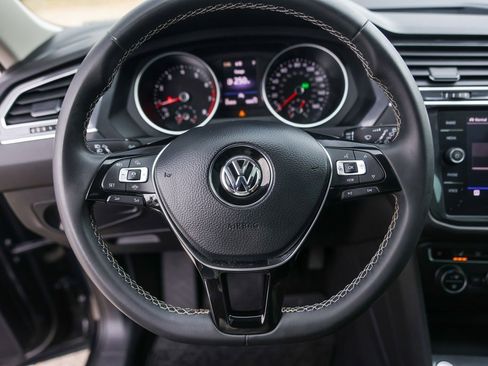 Used 2021 Volkswagen Tiguan SE w/ Panoramic Sunroof Package image 12