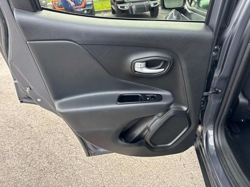 Used 2023 Jeep Renegade Latitude AWD/4WD image 17