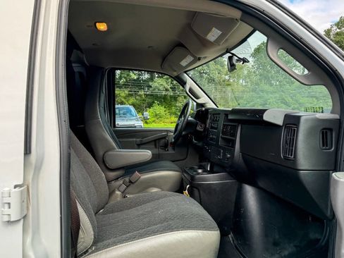 Used 2022 GMC Savana 2500 w/ Driver Convenience Package image 9