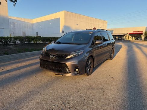 Used 2018 Toyota Sienna SE FWD image 1
