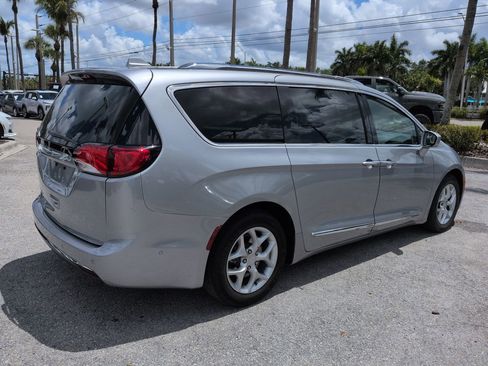 Used 2019 Chrysler Pacifica Touring-L Plus w/ Advanced Safetytec Group FWD image 5