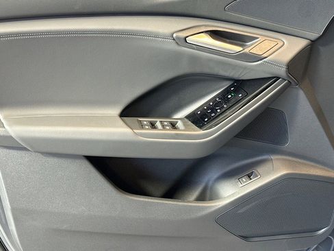 New 2025 Audi Q6 e-tron Premium image 15